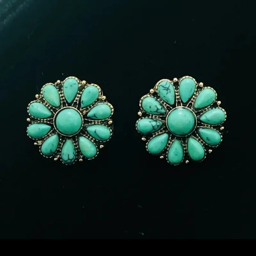 NEW! Vintage Daisy Stud Earrings with Faux Turquoise